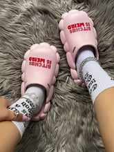 Sandalias antideslizantes con recortes y estampado de letras
